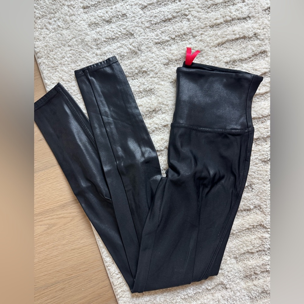 Aritzia SPANX Shiny Black Leggings (m)